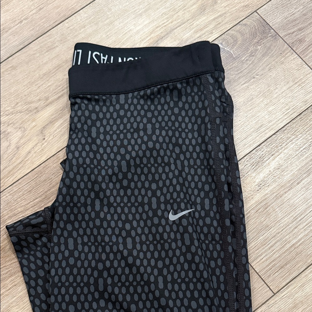 Excellent condition! Women’s Nike Black and Gray Leggings